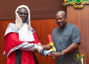 Osagyefo Agyemang Badu II (L) and President John Dramani Mahama