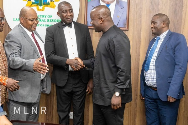 Samuel Jinapor in a handshake with the delegation from Namibia