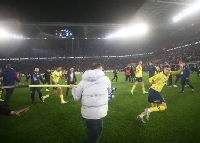 Fenerbahce players being attacked by Trabzonspor fans