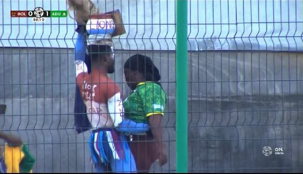 The two fans were seen dancing during the game