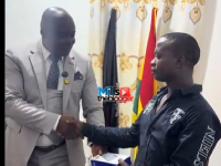 Jonathan Quaicoe (R) receiving his award from DSP Augustine Asante Kusi
