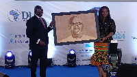 Louisa Atta-Agyemang presents a picture to Dr. Bawumia