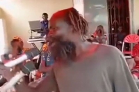 The mentally challenged man singing Daddy Lumba's Makra mo word-for-word