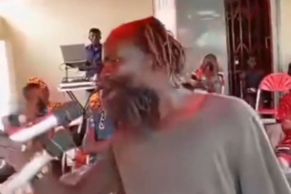 The mentally challenged man singing Daddy Lumba's Makra mo word-for-word