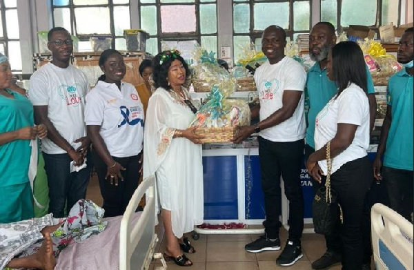 Francis Gota, aYo Ghana CEO presenting items to new mothers at KATH (1)