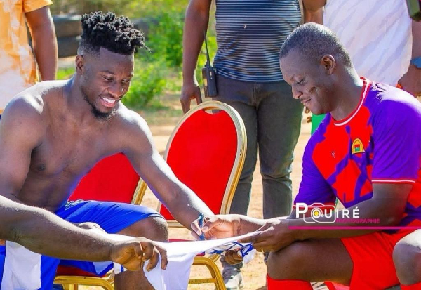 Onana gets Captain Traoré’s autograph after playing football together