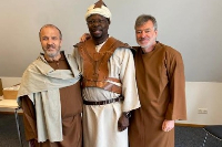 Kofi Eiphosn (M) on set