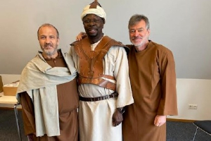 Kofi Eiphosn (M) on set