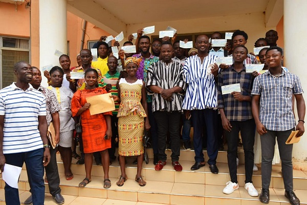 The MP in a group picture with the beneficiaries