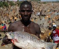 A younman tries his luck in bare-handed fishing, emerged victorious