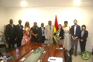 The Minister of Labour in a pose with the JICA delegation