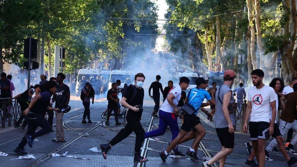 Foto of protesters as dem dey run street with di police