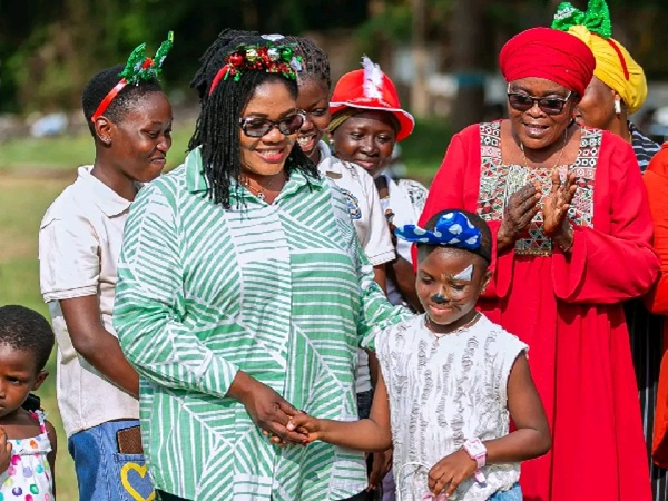 Gender minister fetes children on Christmas Day