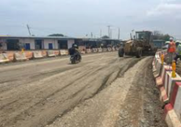 A portion of the Dawhenya-Kpone Barrier Road