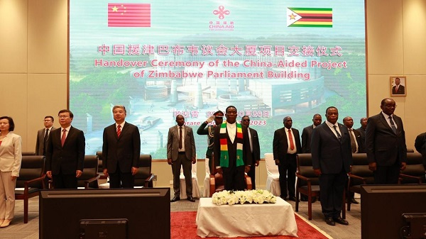President Emmerson Mnangagwa (C), Chinese delegates (L) and other officials