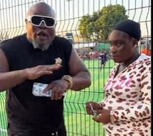 Bukom Banku (in black attire) demonstrated how to gift money in public discreetly