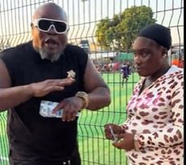 Bukom Banku (in black attire) demonstrated how to gift money in public discreetly