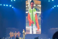 A Boogie wit Da Hoodie on stage with a picture of Jarvits