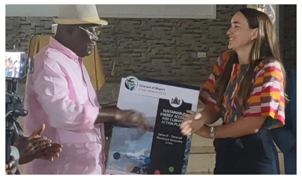 Shea O'Neil (Right) presenting the document to the Mayor of Sekondi-Takoradi, Abdul Mumin-Issah