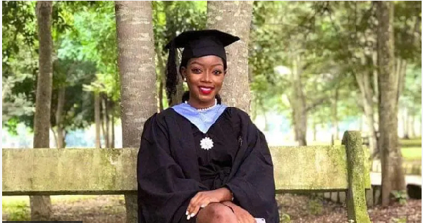 Foto of di late Priscilla Ocheme in graduation gown