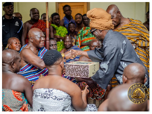 Kojo Antwi presented 300 of the books to Otumfuo