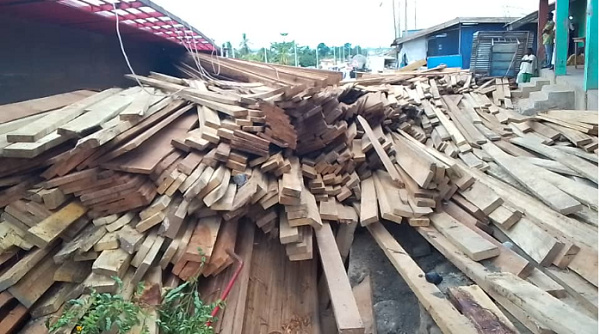 The trailer loaded with wood fell on its side when it had a brake failure