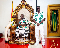 Rapper Sarkodie in a photo with Otumfuo Osei Tutu II