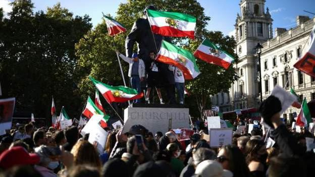 Young pipo as dem dey protest for Iran