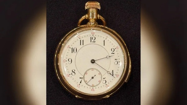 The pocket watch stopped at the moment the Titanic disappeared beneath the waves