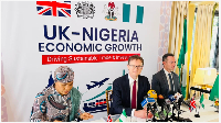 Richard Montgomery (middle), bi di British High Commissioner to Nigeria