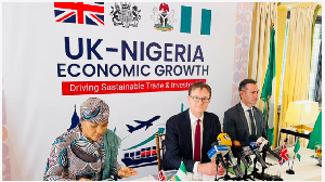 Richard Montgomery (middle), bi di British High Commissioner to Nigeria