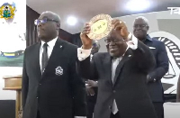 President Akufo-Addo displaying his award presented by GBA President Yaw Acheampong Boafo