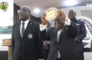 President Akufo-Addo displaying his award presented by GBA President Yaw Acheampong Boafo