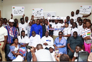 Bawumia mobbed by some of his fans