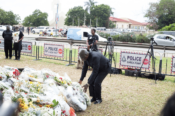 Dr Samuel Amo Tobbin laying a wreath at Jubilee House