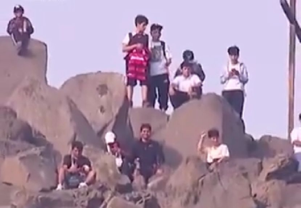 Fand of Flamengo watched the game on a mountain behind the stadium