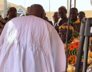 Ibrahim Mahama (in white smock) exchanging pleasantries with Otumfuo Osei Tutu II