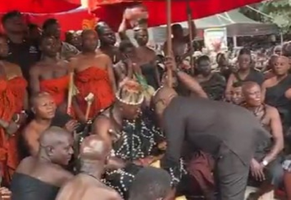 Kurt Okraku was spotted shaking hands with Otumfuo (in porcuppine quills)