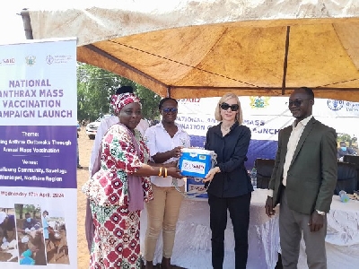 USAID-Ghana Mission Director handing over samples of anthrax vaccines to Ghanaian health officials