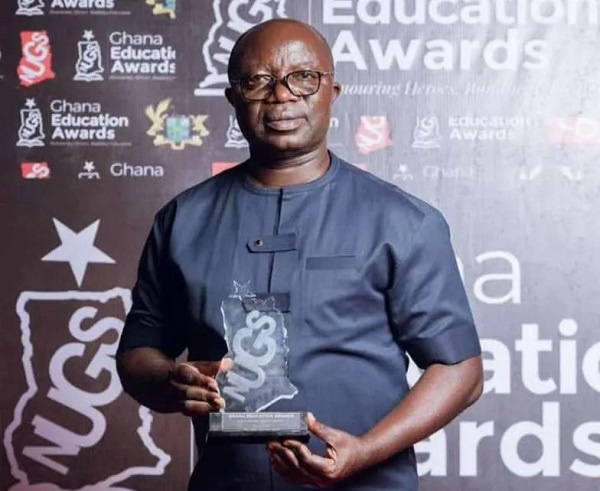 Osei Asibey Antwi with his award