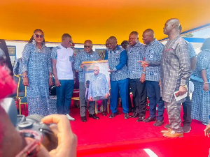 President Akufo-Addo with some former students and members of the Kinbu Senior High Technical School