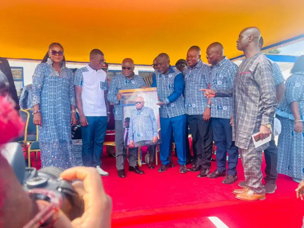 President Akufo-Addo with some former students and members of the Kinbu Senior High Technical School