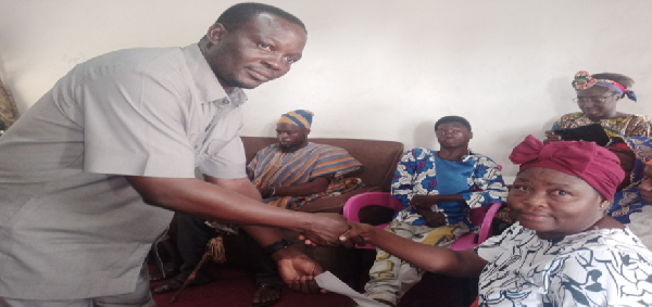 The MCE making a presentation to one of the beneficiaries