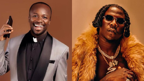 Pastor Ansah (L) is pleading for forgiveness from Stonebwoy (R)