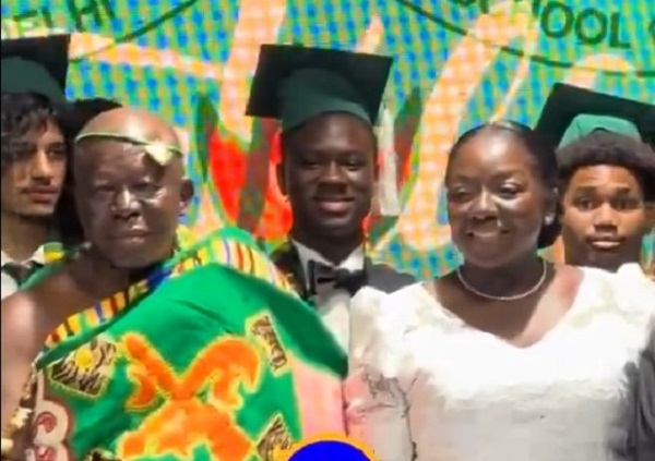 Asantehene (L) Lady Julia Osei Tutu (R) pose with son, graduates for a photo after the ceremony