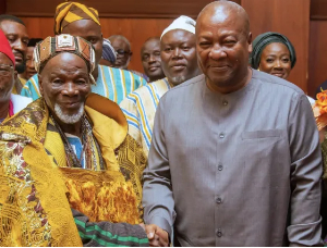 President Mahama took a photo with the late Yaa Naa Abukari II at the Jubilee House