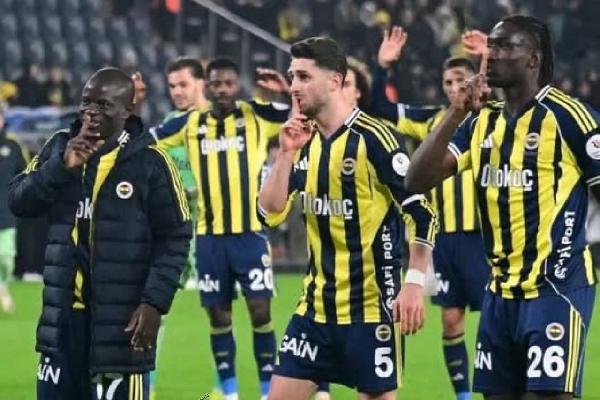 Watch as N’Golo Kanté is taught how to celebrate after Fenerbahçe debut