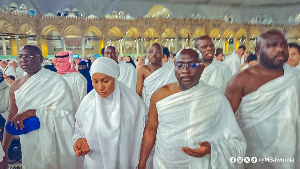 Dr. Mahamudu Bawumia (R) and his wife Samira Bawumia (L) offering prayers