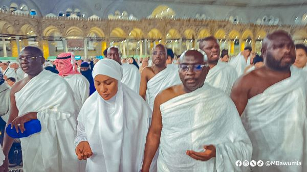 Dr. Mahamudu Bawumia (R) and his wife Samira Bawumia (L) offering prayers