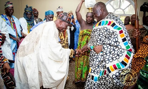 Buipewura Abdulai Jinapor II (L) with Asantehene Otumfuo Osei Tutu II